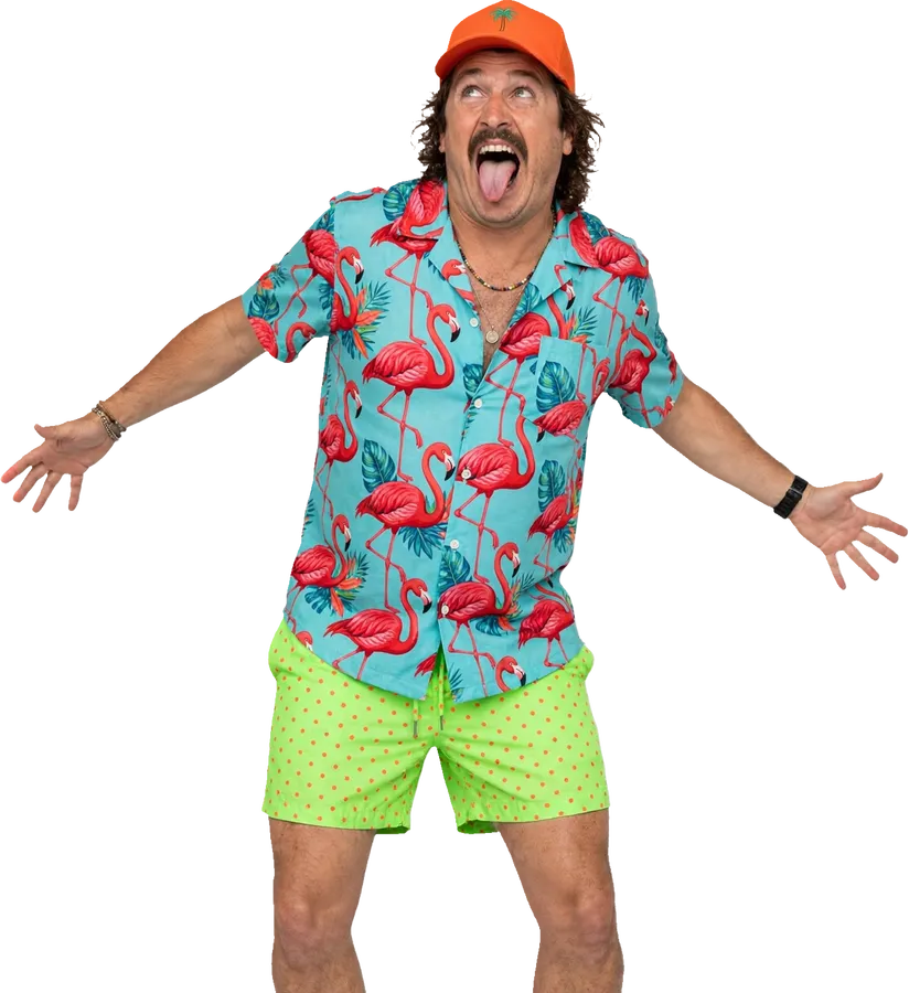 En gjest i flamingoskjorte kaster begge armene i været