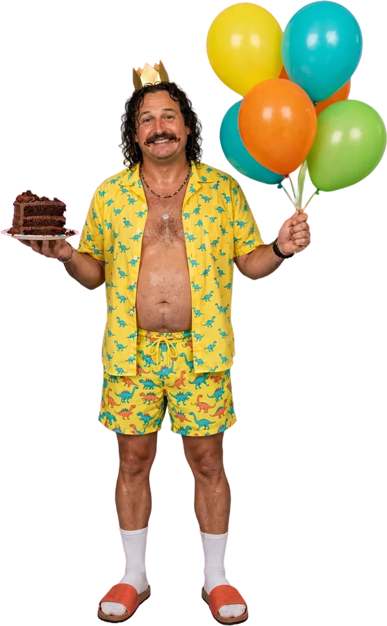 Host s papírovou korunou, balónky a kouskem dortu