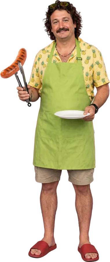 Ein Gast mit Grillschürze und Grillzange