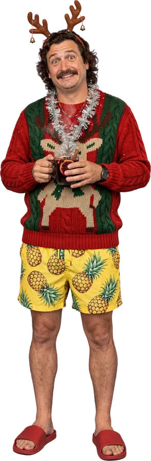 Ein Gast im Weihnachtspullover mit Geweih und Tasse